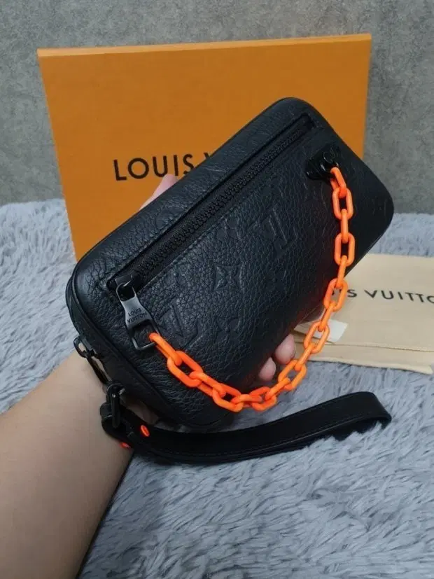 https://media.bunjang.co.kr/product/424200546_1_1786660045_w{res}.jpg